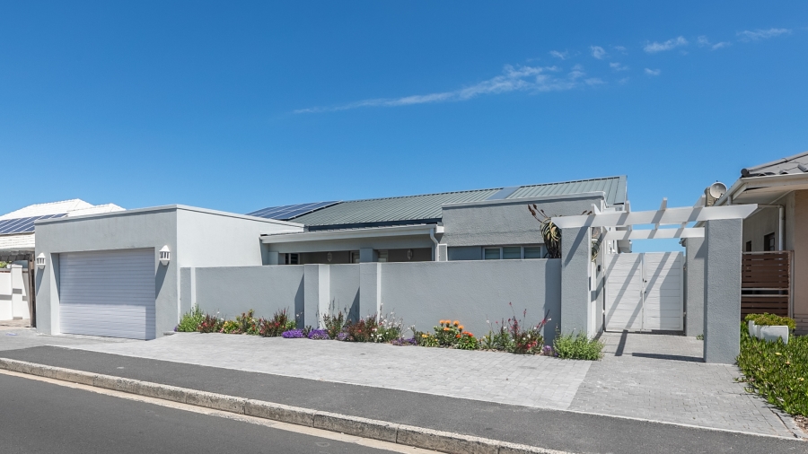 To Let 4 Bedroom Property for Rent in Bloubergstrand Western Cape